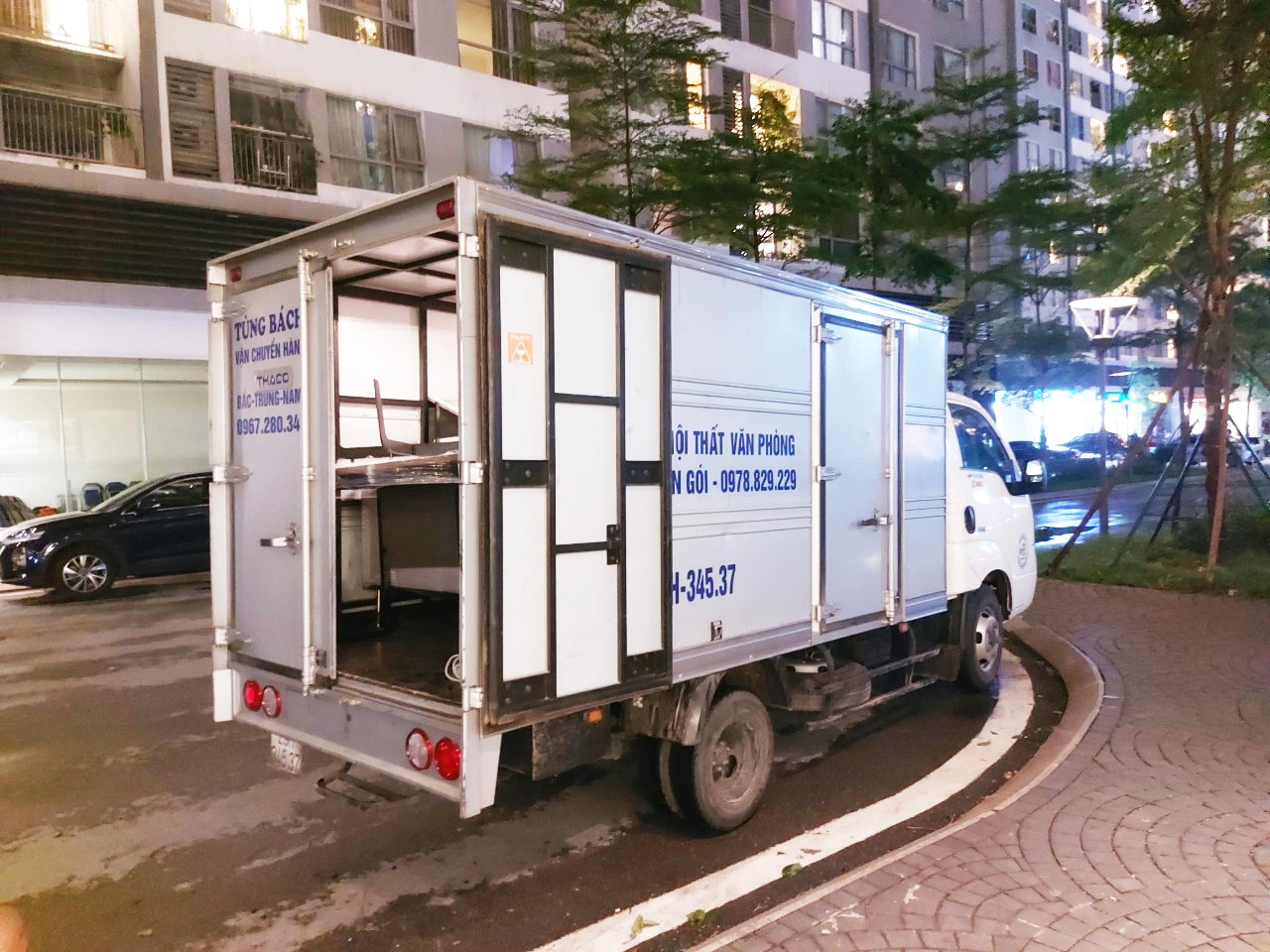 Xe vận tải tại Tùng Bách